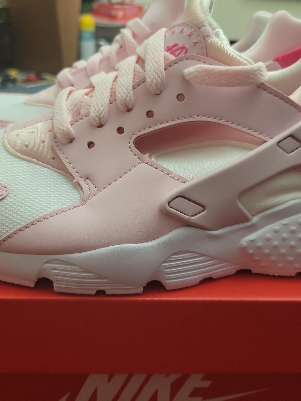 New In Box Nike Huarache Run Pink/White Size 7Y/8.5W